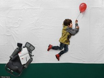 Niño minusválido consigue la movilidad con su imaginación