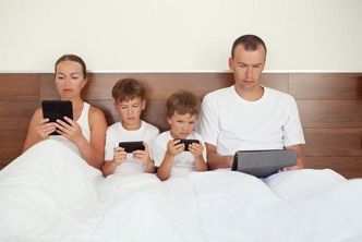 los niños aprenden más rápido el uso de los aparatos electrónicos
