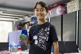 niño que enseña arduino
