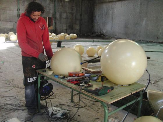 Artista que convierte la basura en bellas lámparas