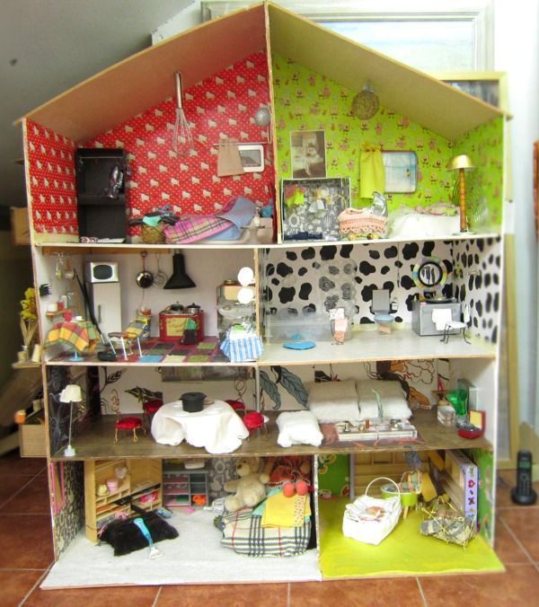 casita de muñecas fabricada con material reciclado