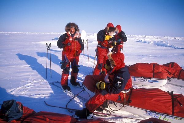 El equipo de Al filo de lo Imposible durante una travesía por el Polo Norte
