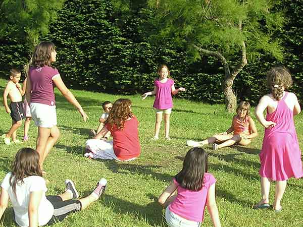 Los espacios verdes en las escuelas y el desarrollo cognitivo de los niños están relacionados estrechamente. Un nuevo estudio confirma que aumenta su capacidad de trabajo y disminuye su falta de atención