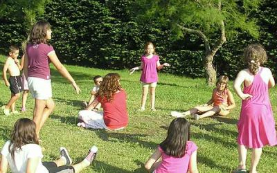 Los espacios verdes en las escuelas y el desarrollo cognitivo de los niños están relacionados estrechamente. Un nuevo estudio confirma que aumenta su capacidad de trabajo y disminuye su falta de atención